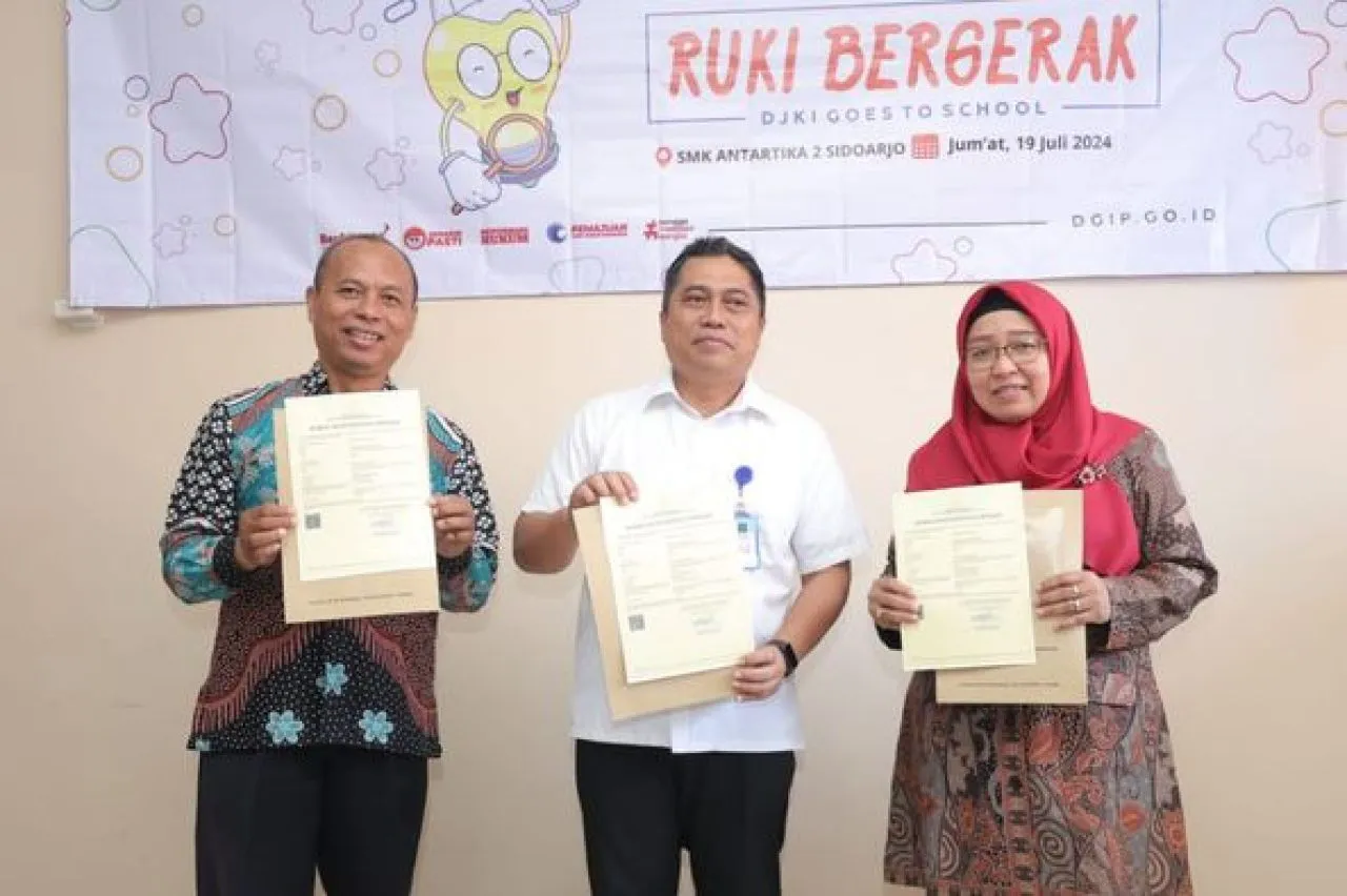 Serahkan Tiga Sertifikat Hak Cipta, RUKI Bergerak Ke SMK Antartika 2 Sidoarjo