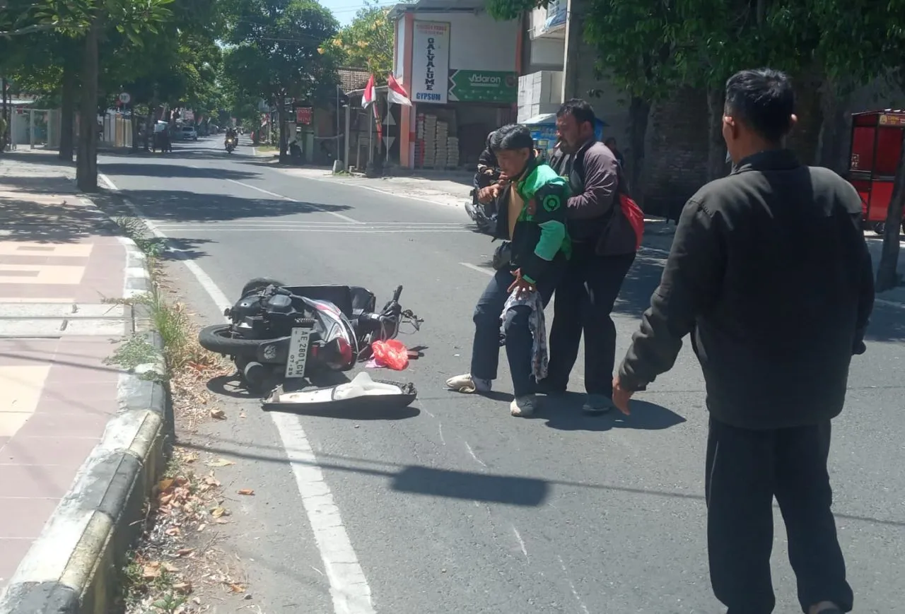 Mengaku Ngantuk, Pemotor Ojol Ndlosor di Jalanan Usai Antar Penumpangnya