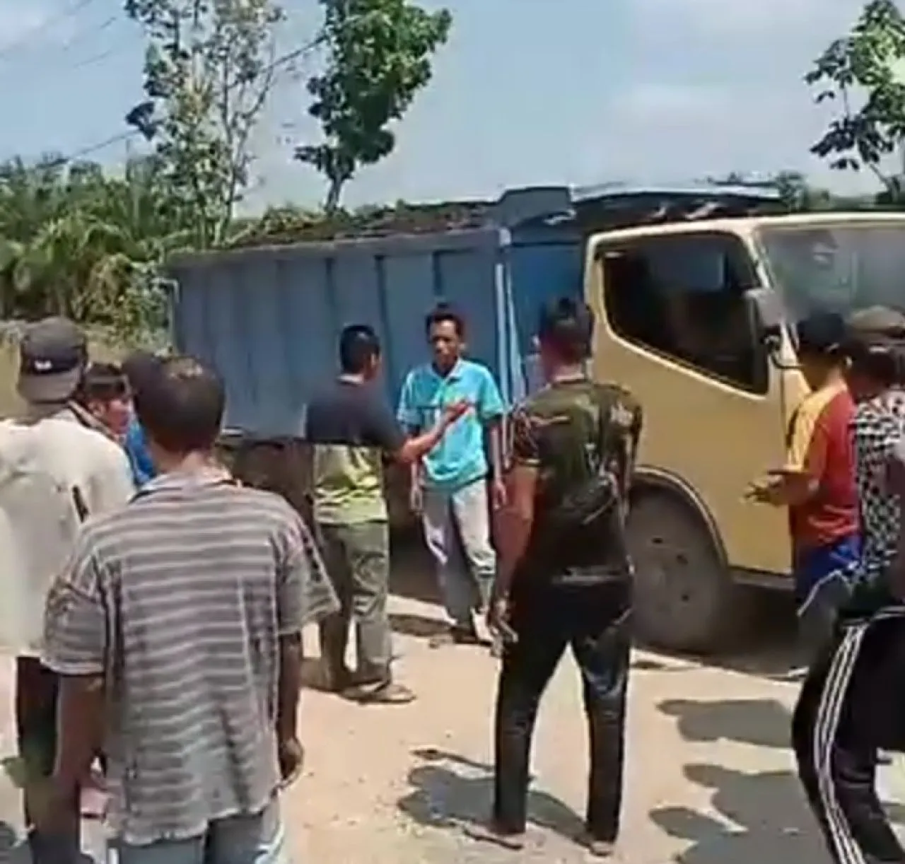 Warga Kampung Bumi Dana Blokade Kendaraan Pengangkut Batu Bara