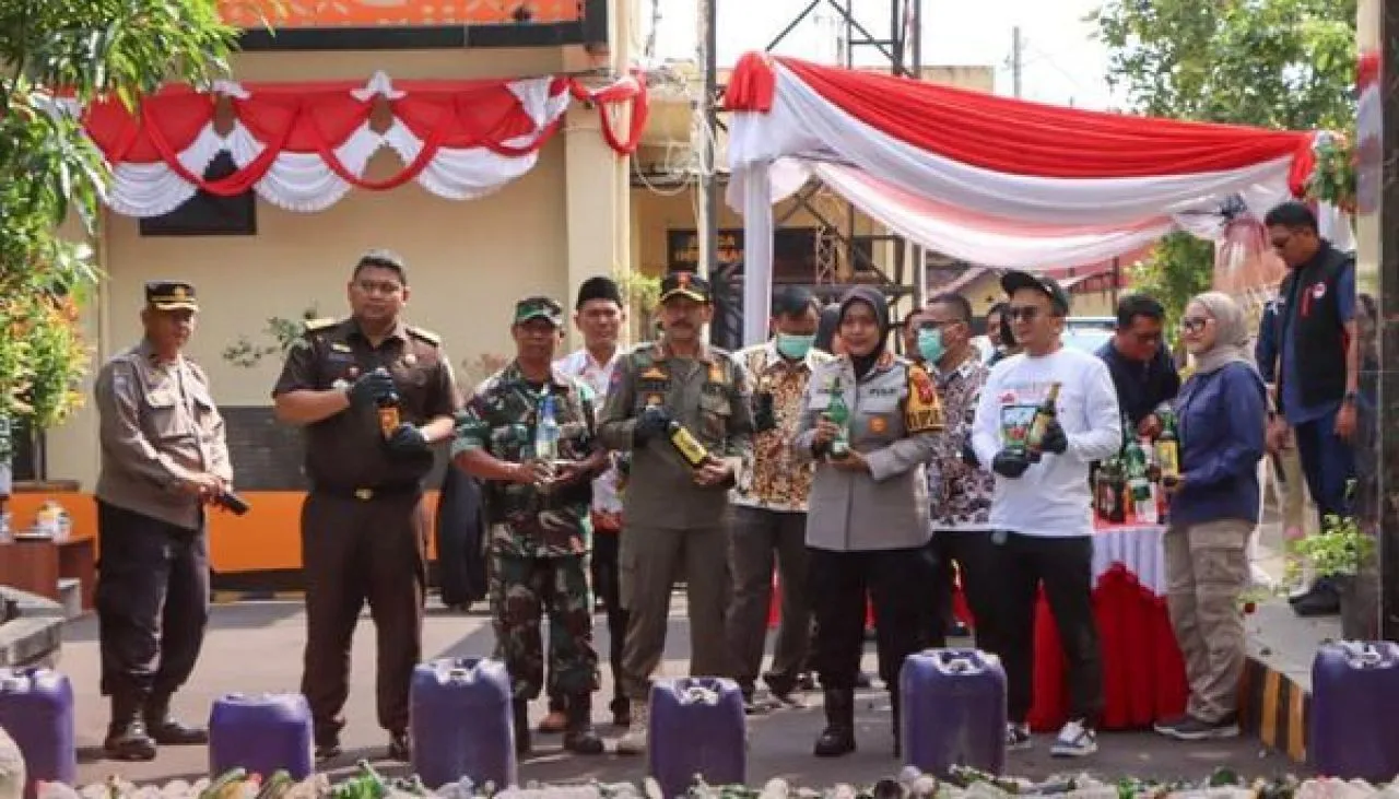 Polresta Cirebon Musnahkan Ribuan Miras Berbagai Merek