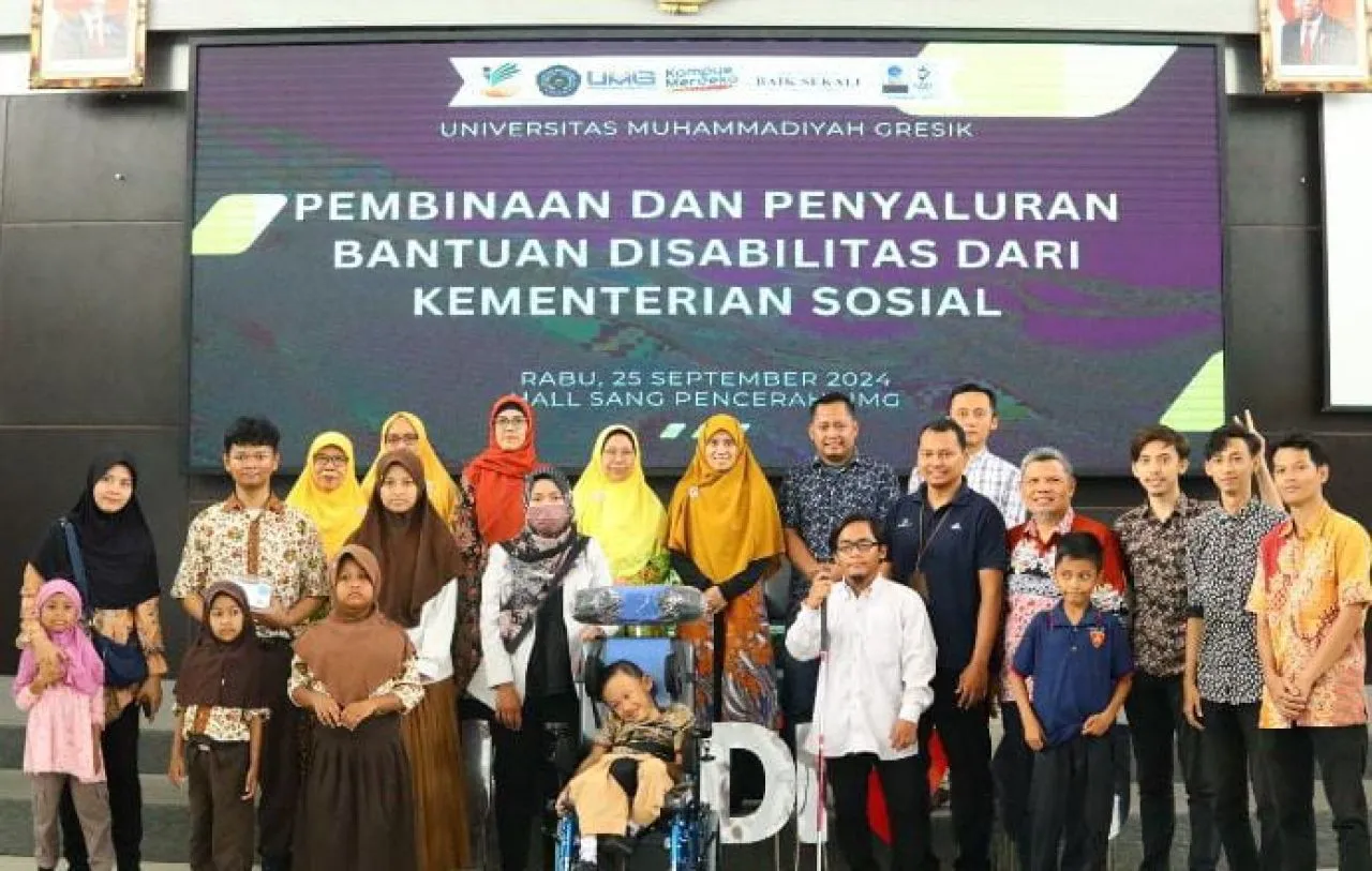 UNMUH Gresik Menyalurkan Berbagai Alat Bantu Bagi Penyandang Disabilitas