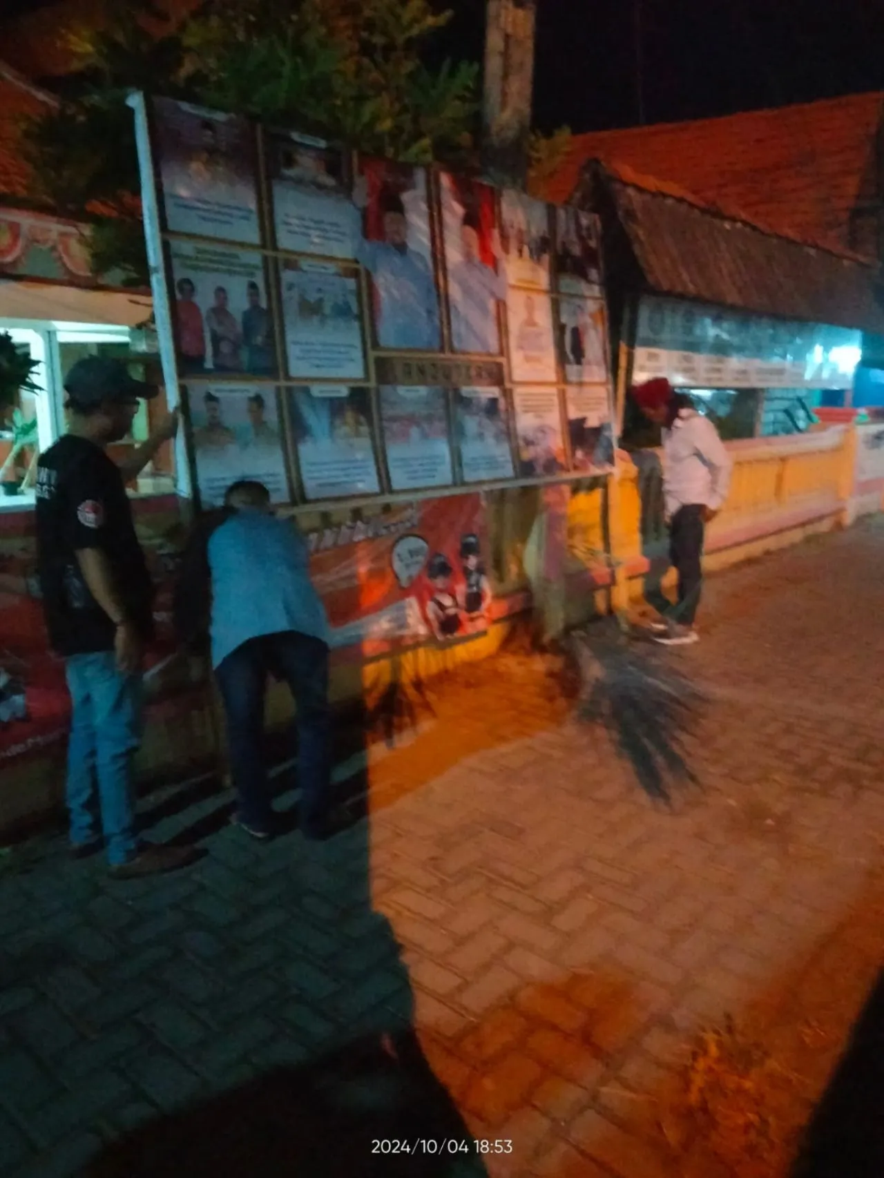 Baliho Paslon Bupati Gresik Mejeng di Depan Kantor Desa Sukowati