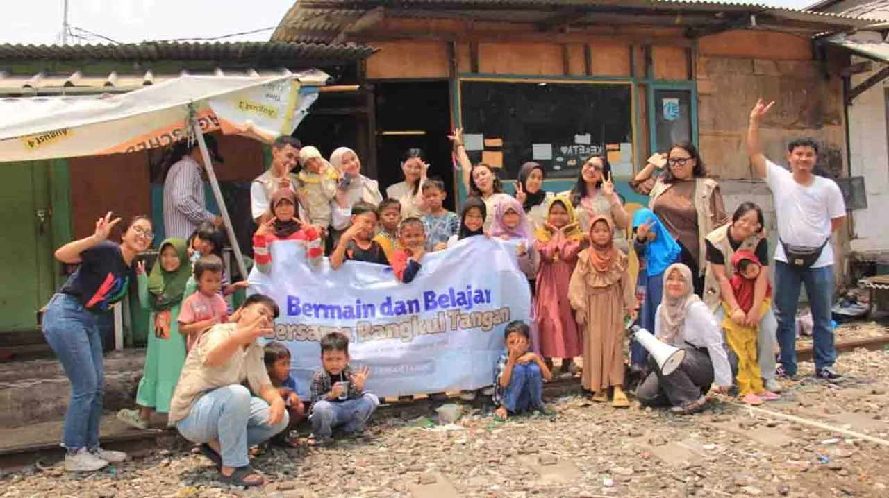 Komunitas Rangkul Tangan Sentuh Hati Anak Putus Sekolah