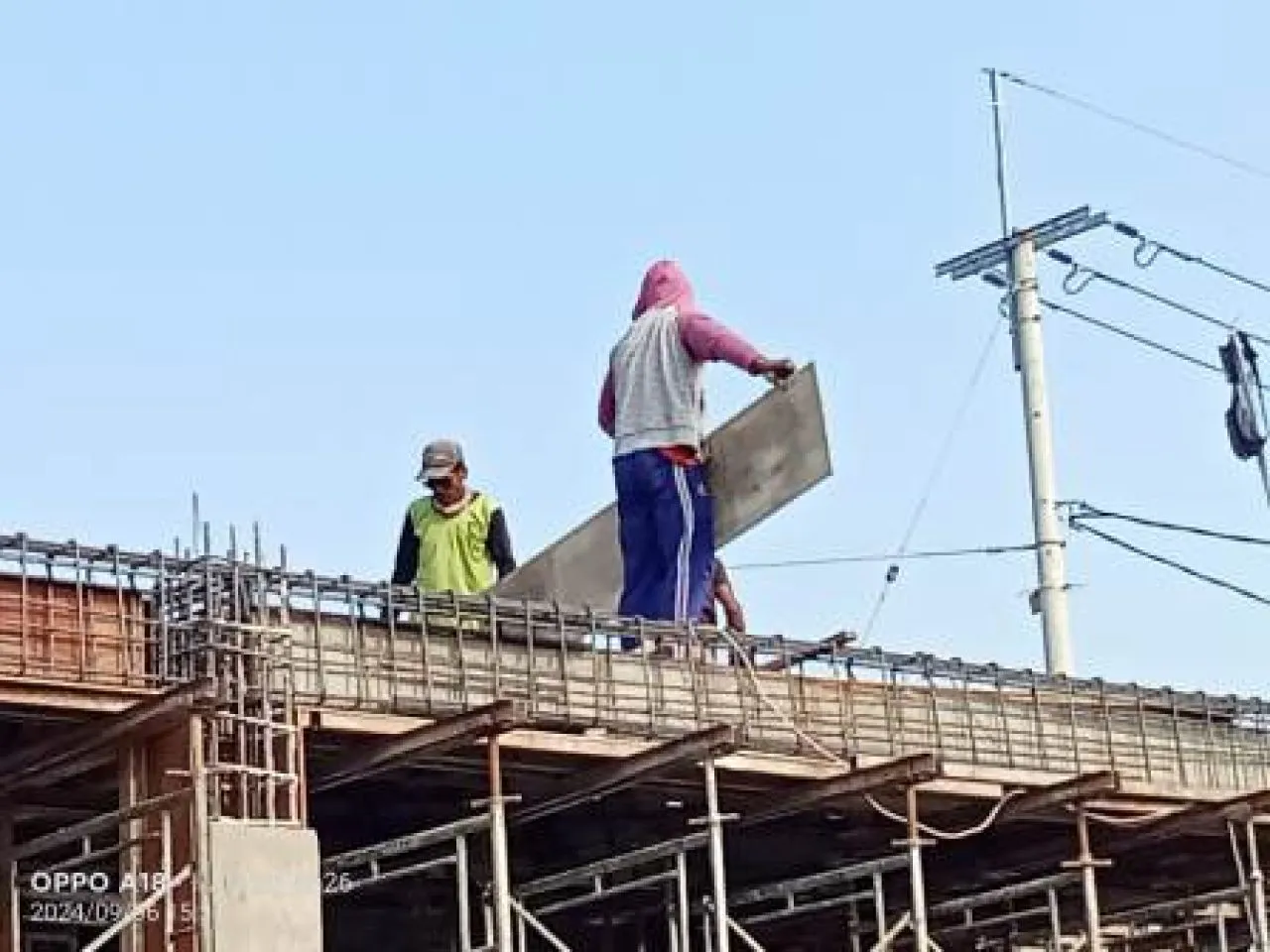 Pekerja Proyek Taman Bahari Mojopahit Mengabaikan K3