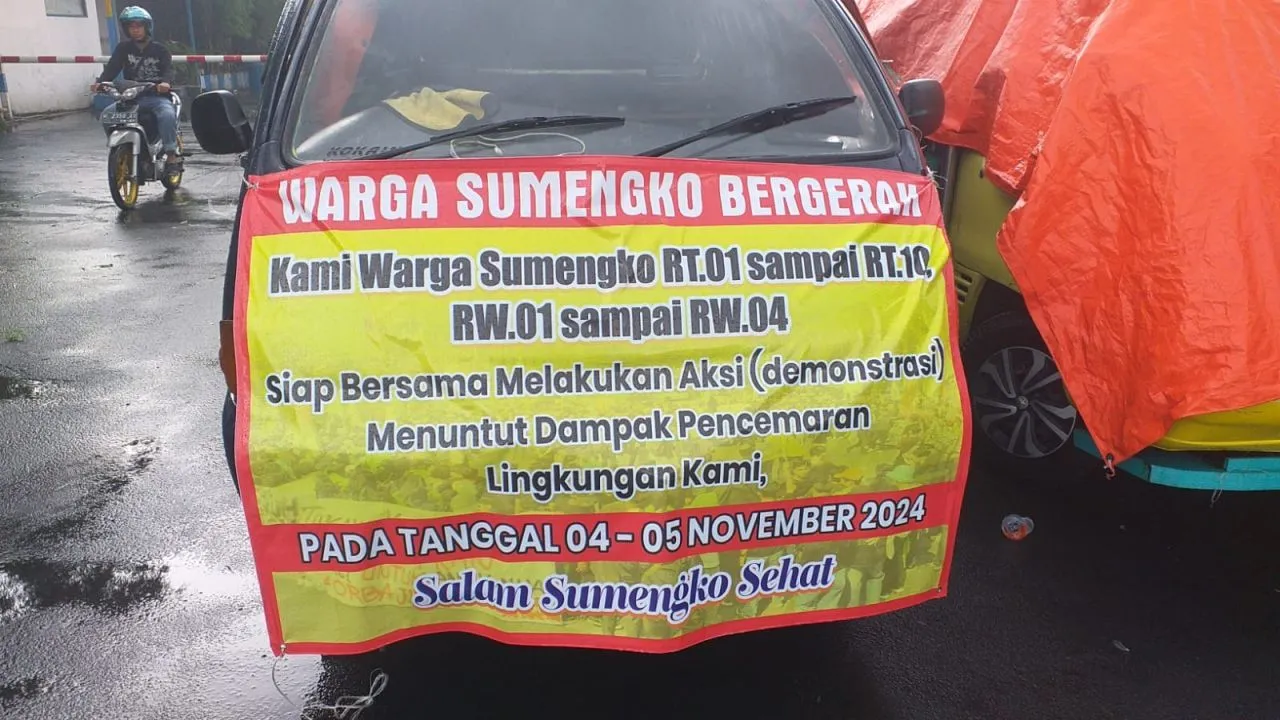 Aksi Unjuk Rasa Warga Desa Sumengko di Depan PT Adiprima Suraprinta