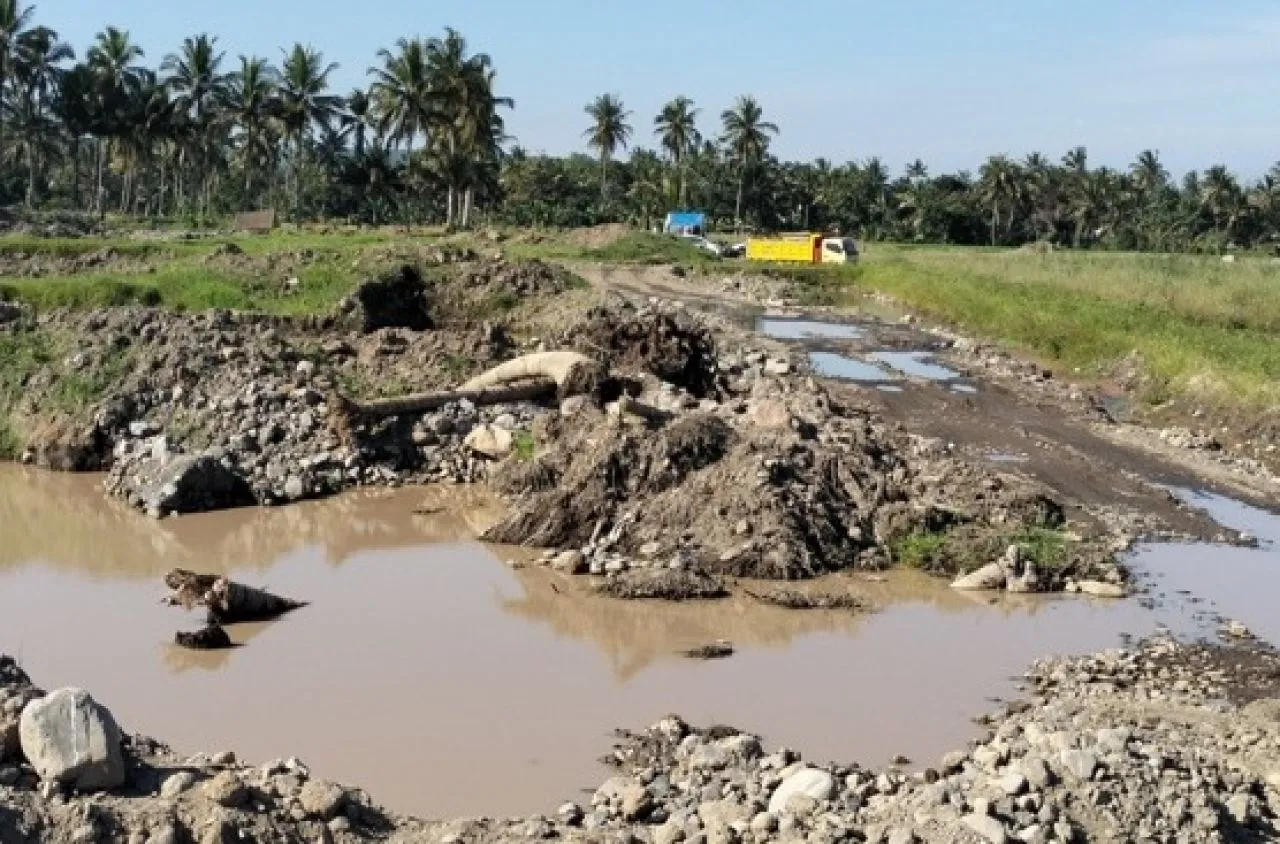 Bagi Hasil Penambang Pasir Ilegal di Desa Bedewang