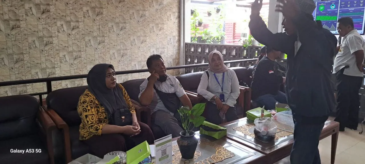 Puluhan Warga Desa Kramatinggil Menggruduk Kantor Dinas Sosial Gresik