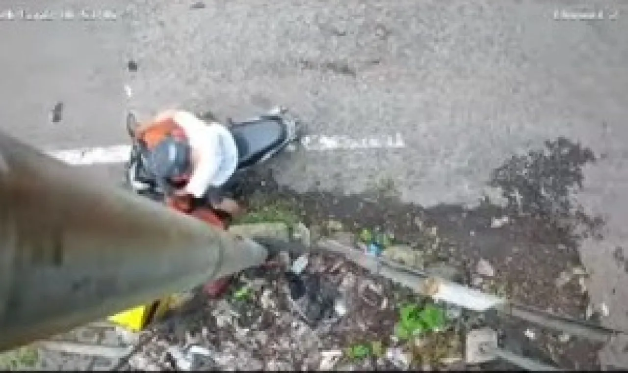Pelaku Pembuang Sampah Sembarangan Terekam CCTV di Sidoarjo