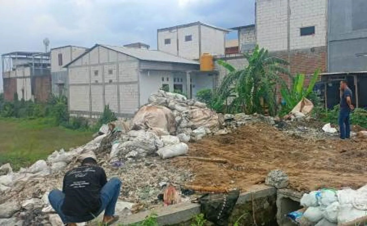 Tim Unit Tipiter Polres Gresik Sidak Lokasi Pembuangan Limbah B3 di Desa Sumput