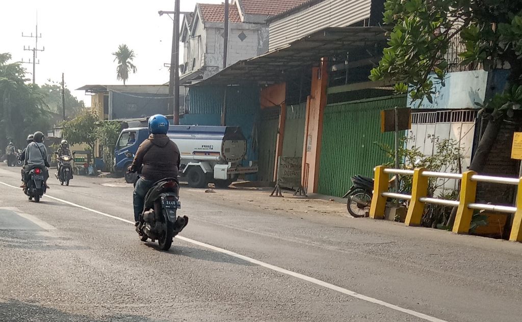 Truk tangki BBM saat keluar dari gudang di wilayah Jalan Raya Mastrip Surabaya