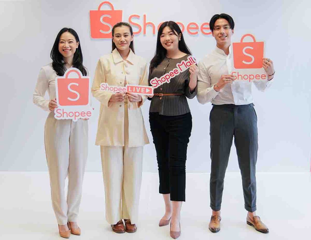 Foto bersama para narasumber di Media Gathering Bercerita Bersama Shopee