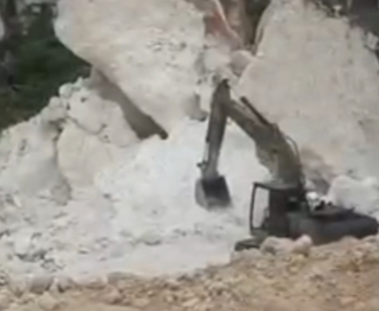 Tampak excavator saat di wilayah tambang di Kecamatan Panceng