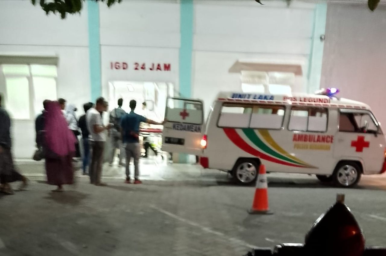 Ambulance di depan RS Petrokimia Gresik sedang menunggu jenazah Dani