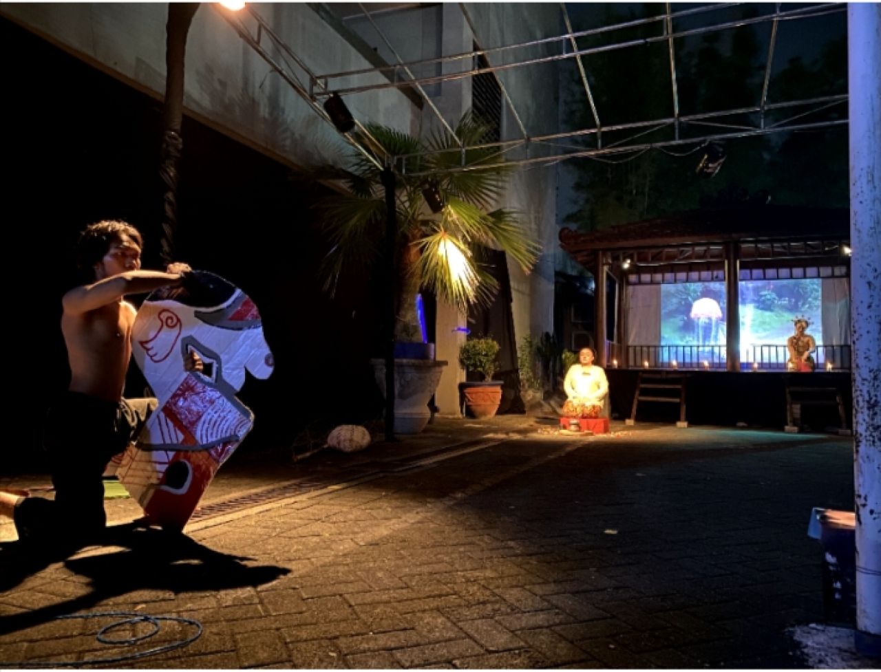 Salah satu adegan dalam pentas teater berjudul "?"