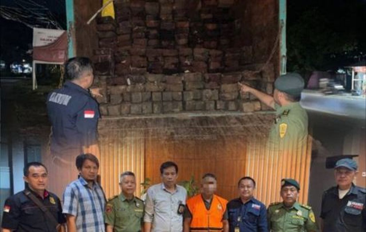 Tersangka berinisial HM (pakai rompi)