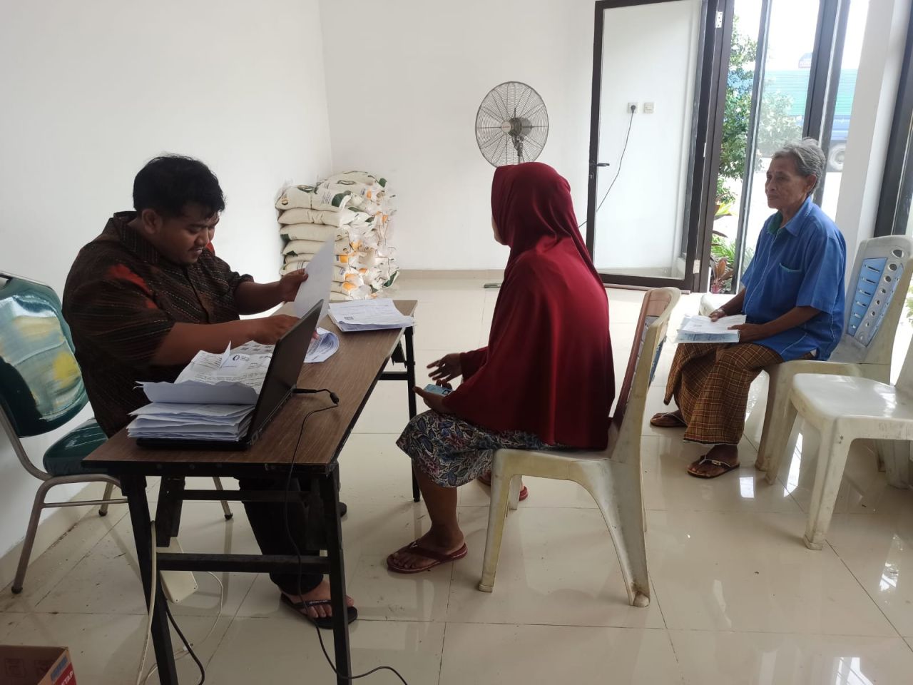 Pembagian BPNT di Balai Desa Tambaksawah, Sidoarjo