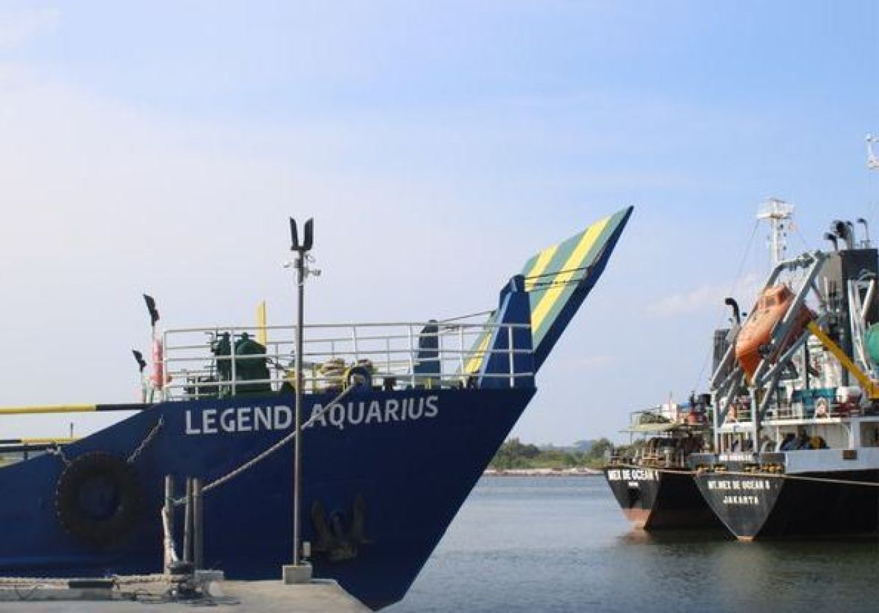 Kapal jenis LCT (landing craft transport) bernama 'Legend Aquarius'