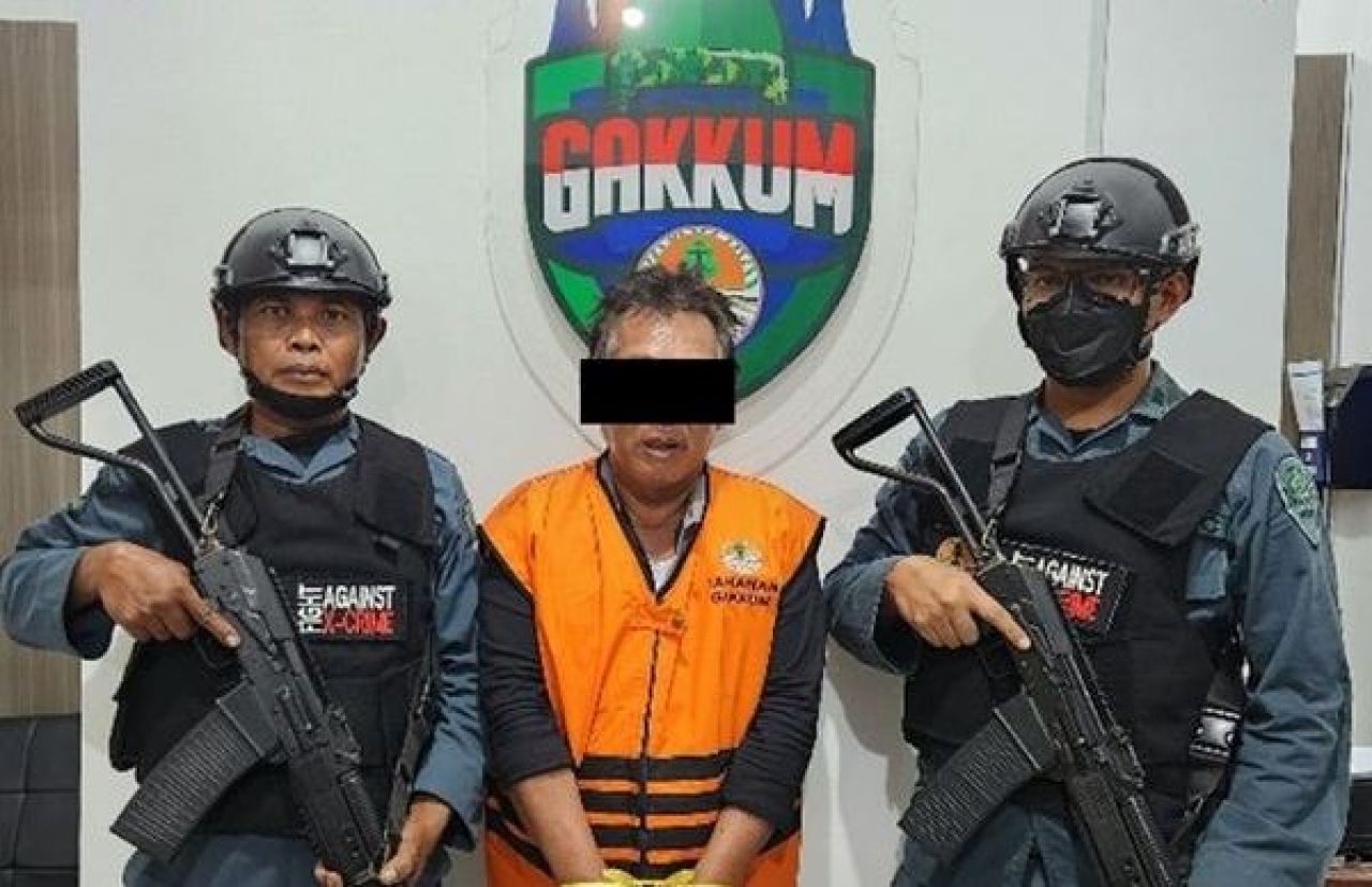 Sdr. ‘E’ alias B (tengah/pakai rompi)