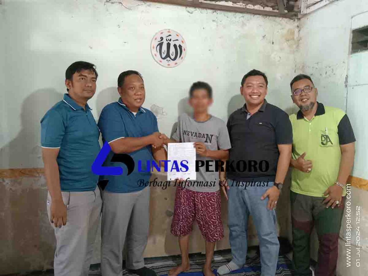 Perwakilan PT Daesang dan PT Driyorejo Jaya Abadi bersama Mukhsin (tengah)