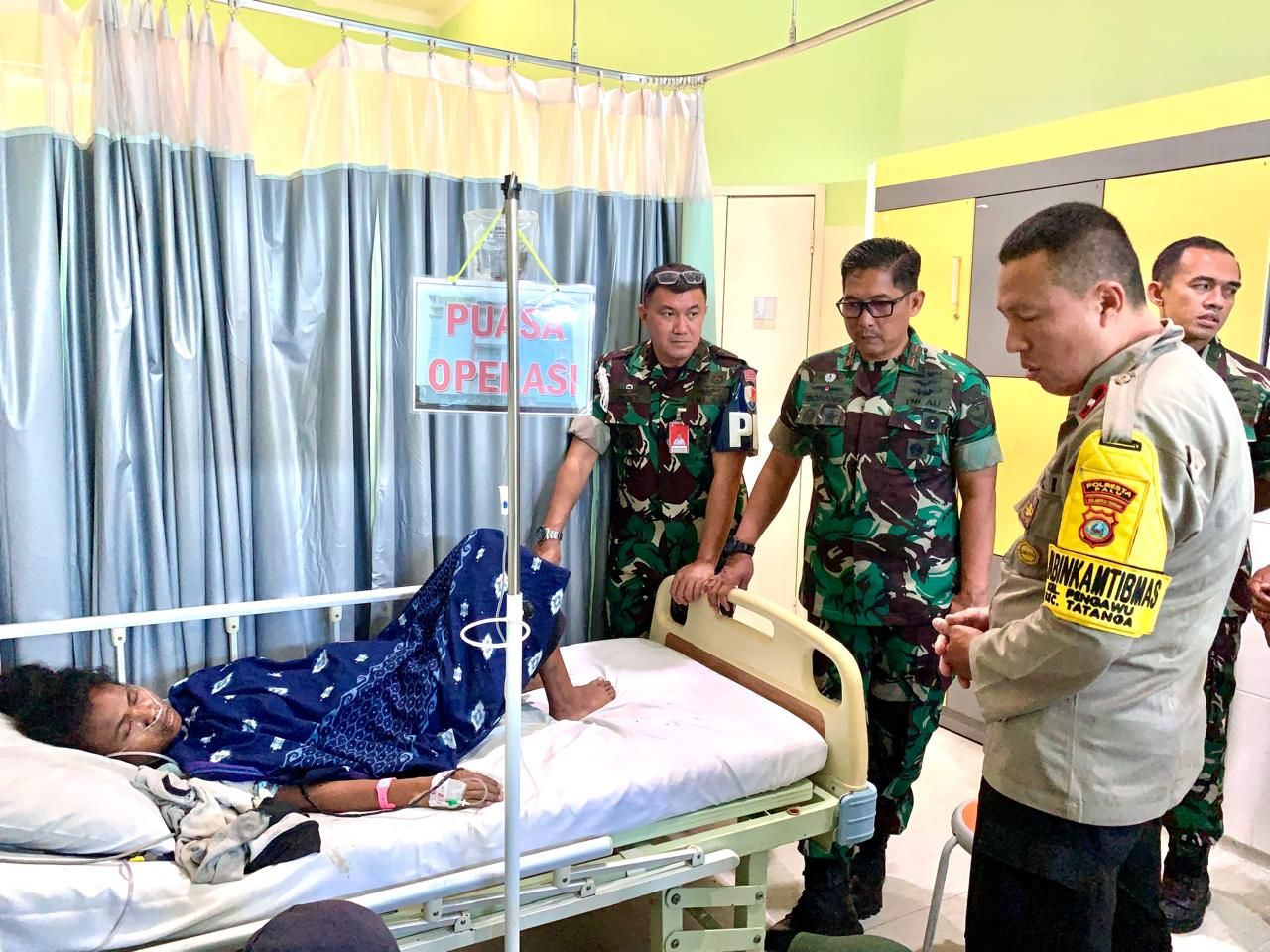 Marsma TNI Bonang Bayuaji G saat membesuk korban