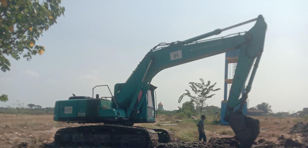 Excavator untuk pengerukan embung di Dusun Ngemplak, Desa Munggugebang
