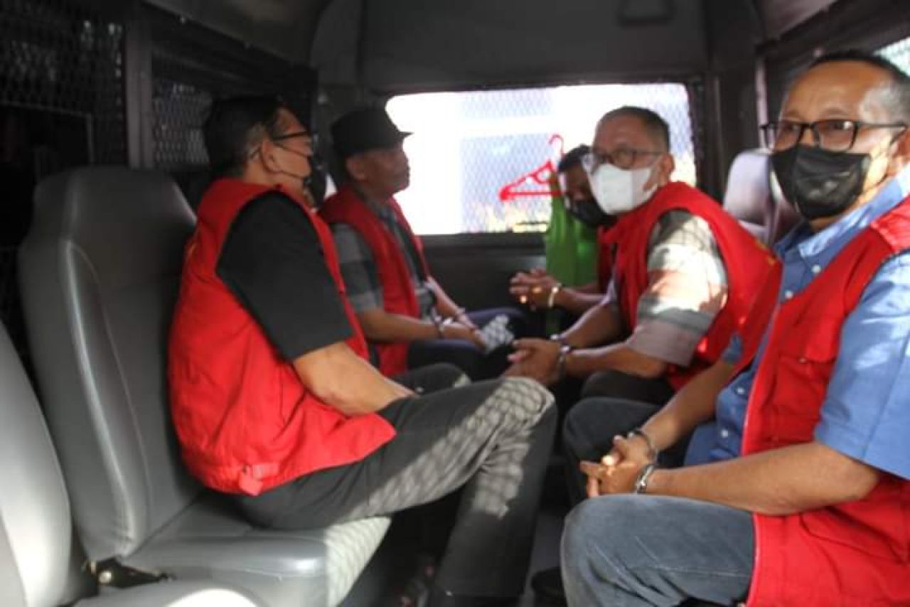 Lima tersangka suap seleksi penerimaan pegawai pemerintah dengan perjanjian kerja
