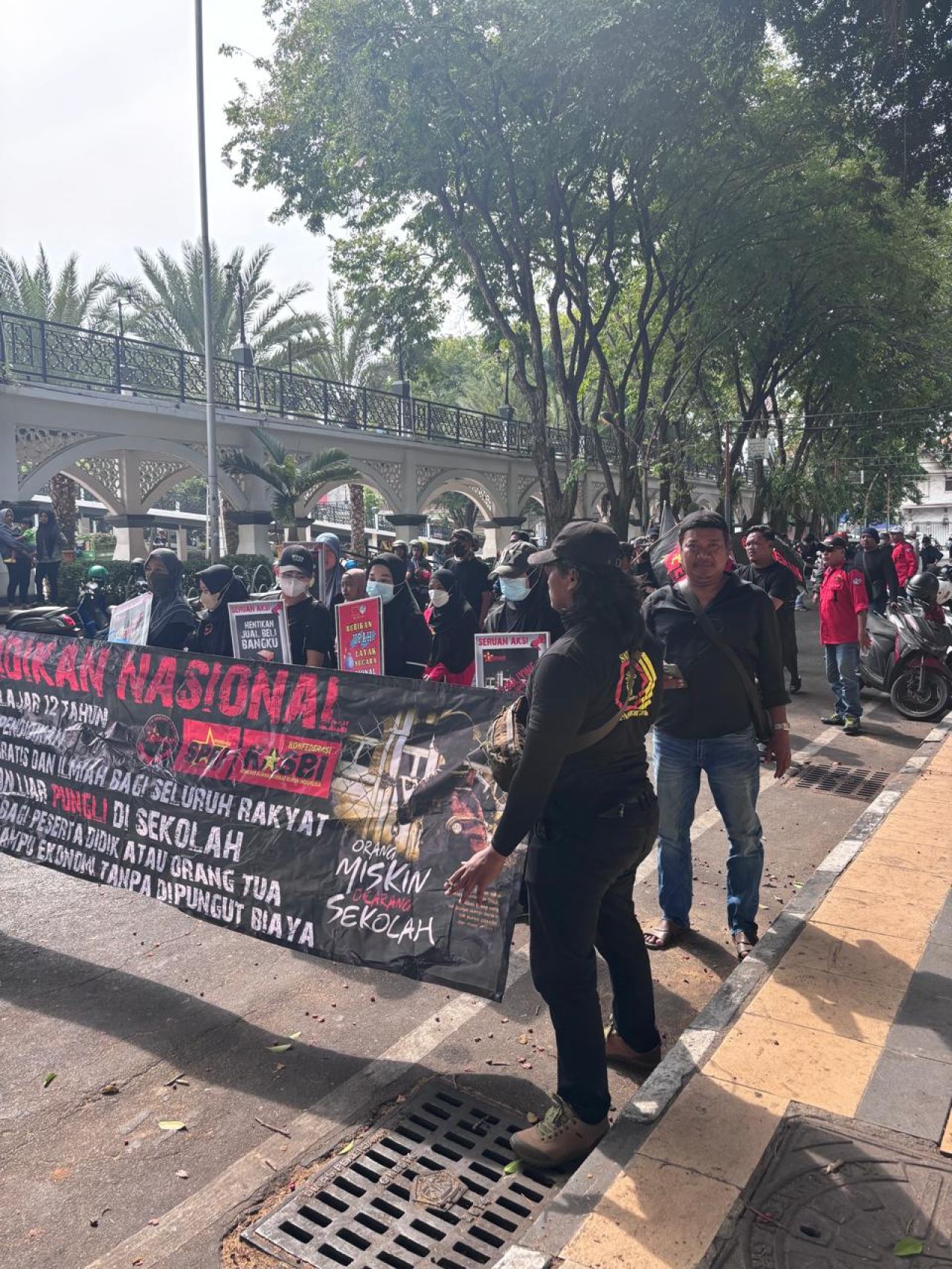 Massa KPR membentangkan spanduk di depan Gedung DPRD Gresik