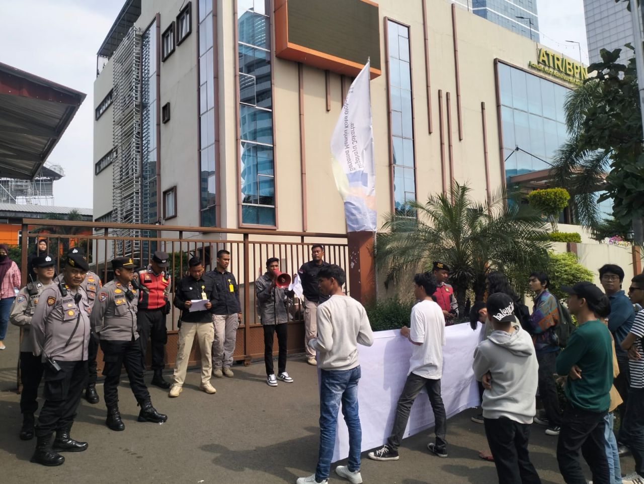 Gembrata demo di depan kantor Kementerian ATR/BPN