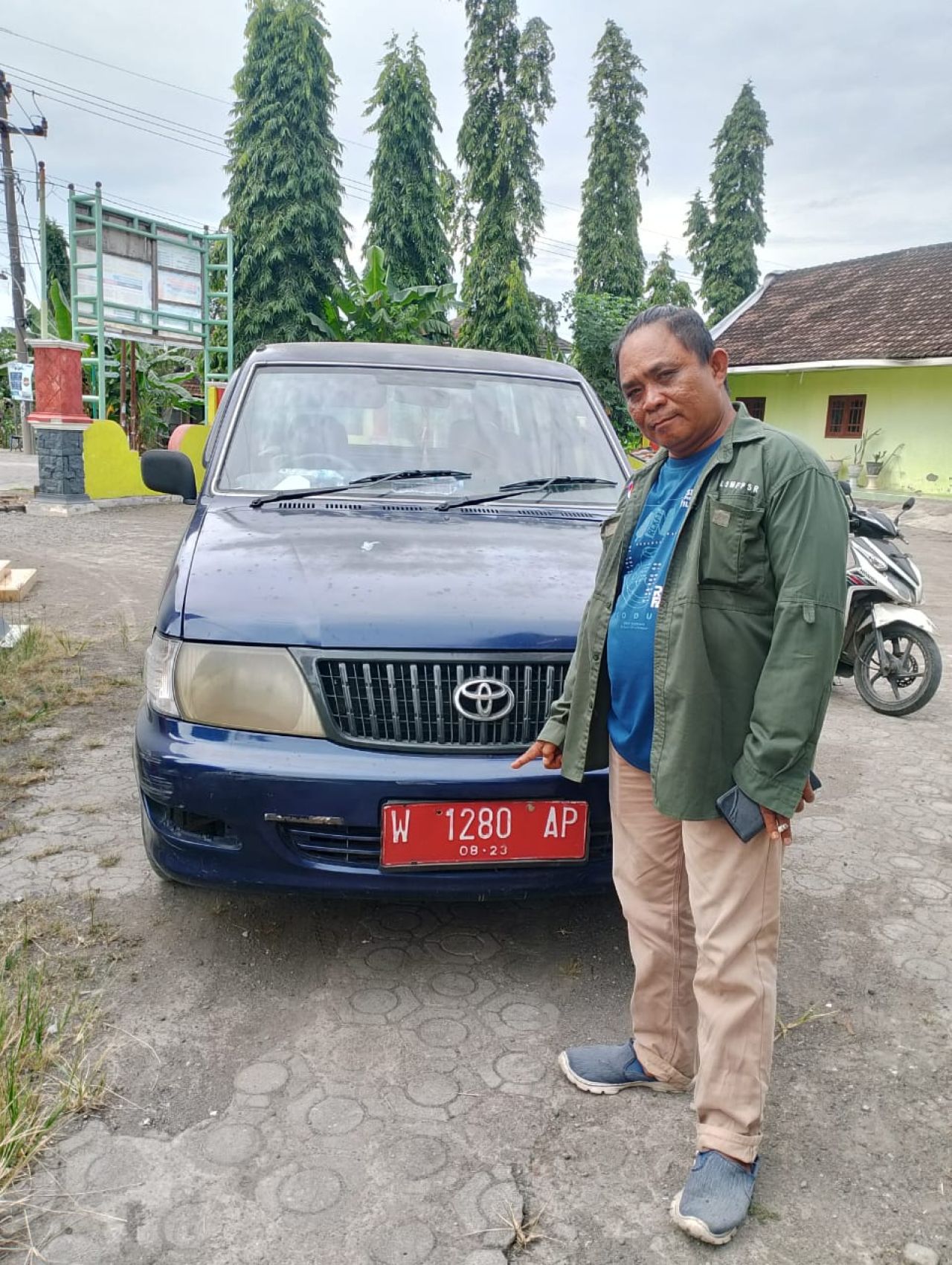 Ketua LSM FPSR, Aris Gunawan dan kendaraan Dinas PMD Gresik