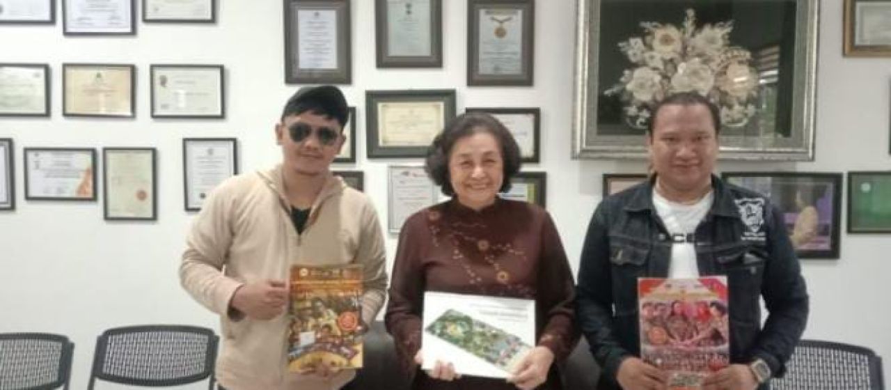 Mama Hana (tengah) bersama Kuasa Hukumnya