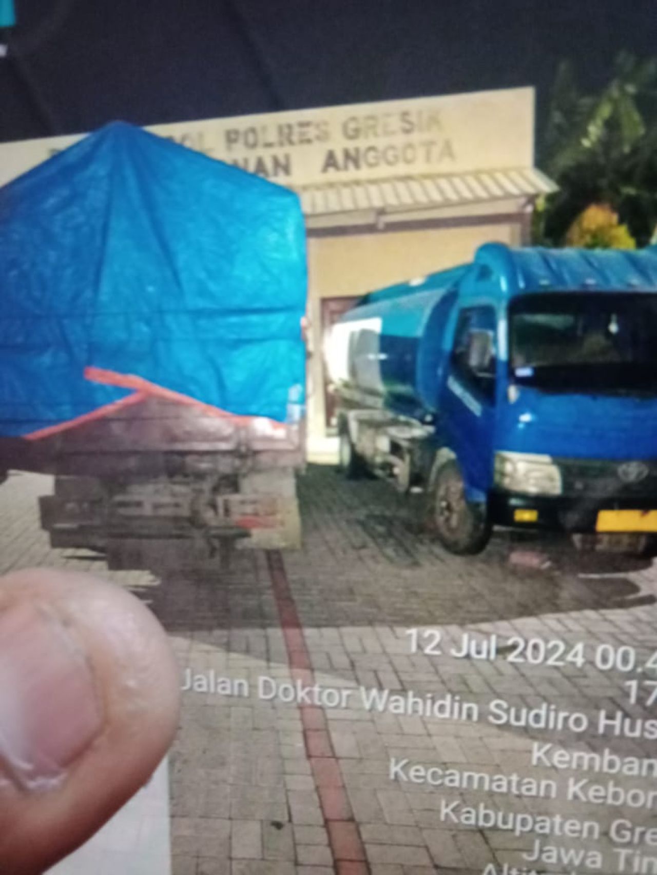Tangki BBM yang terparkir di halaman Polres Gresik, tepat di depan Primkopol