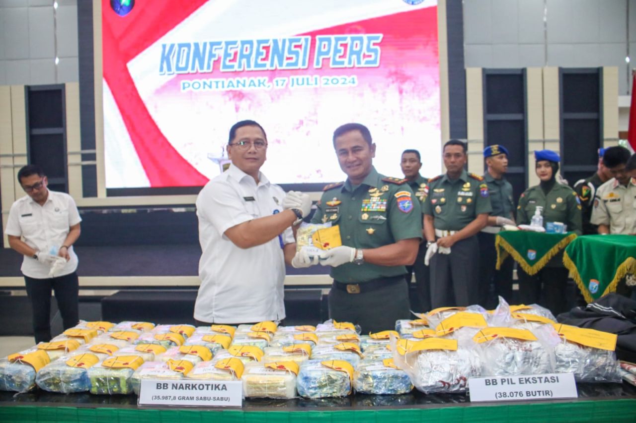 Penyerahan barang bukti Narkoba jenis sabu seberat 35,9 kg