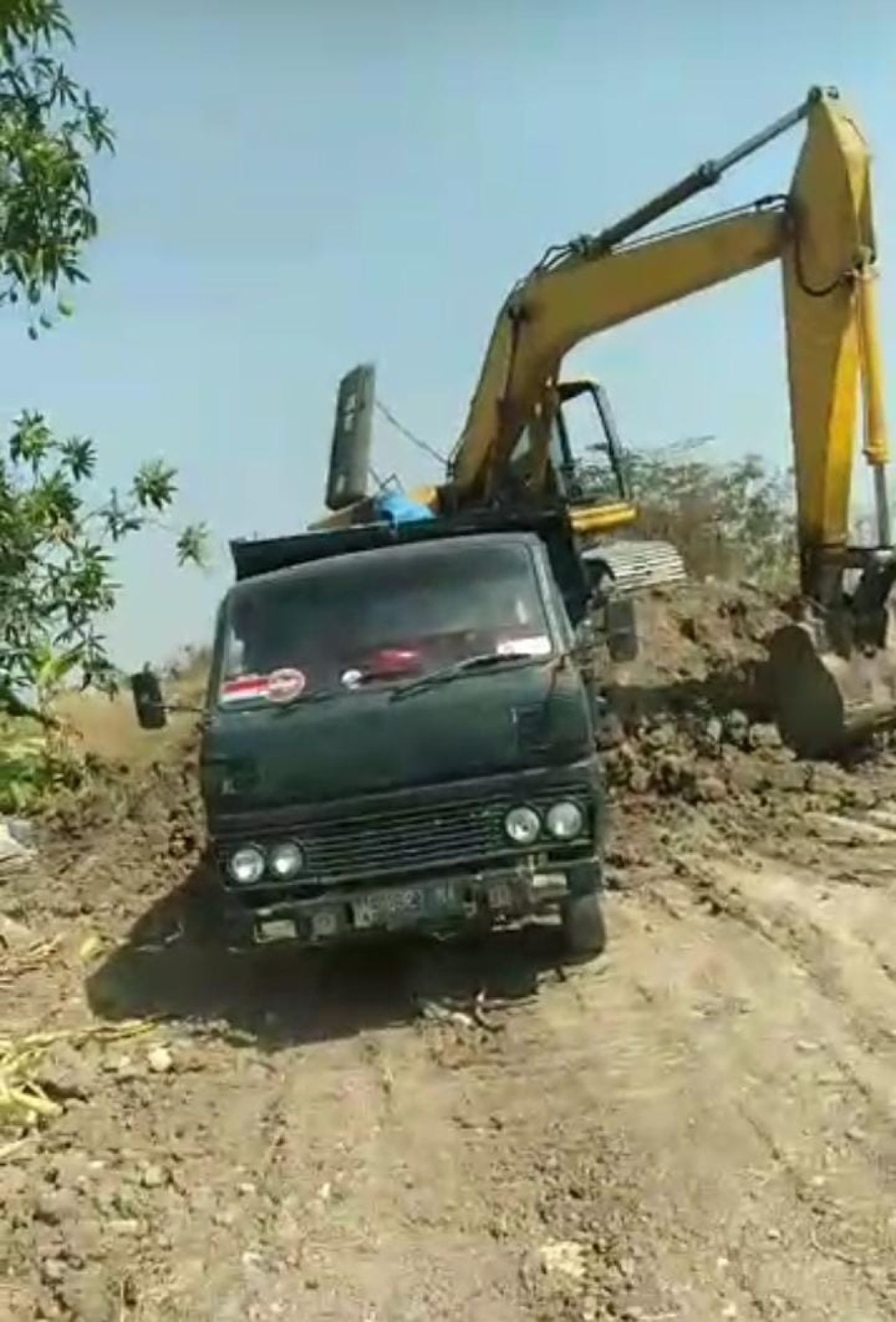Kegiatan galian c di Gresik pada Jumat, 19 Juli 2024