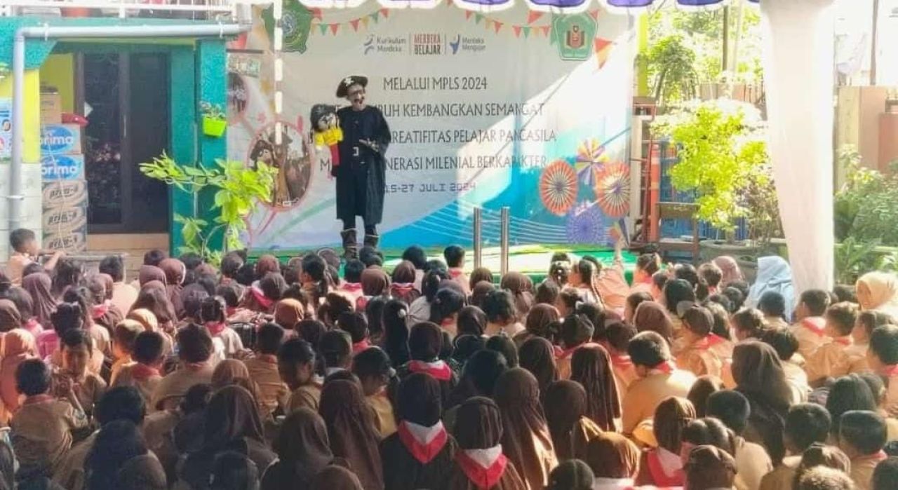 Kak Harris mendongeng di hadapan siswa SDN 1 Wage