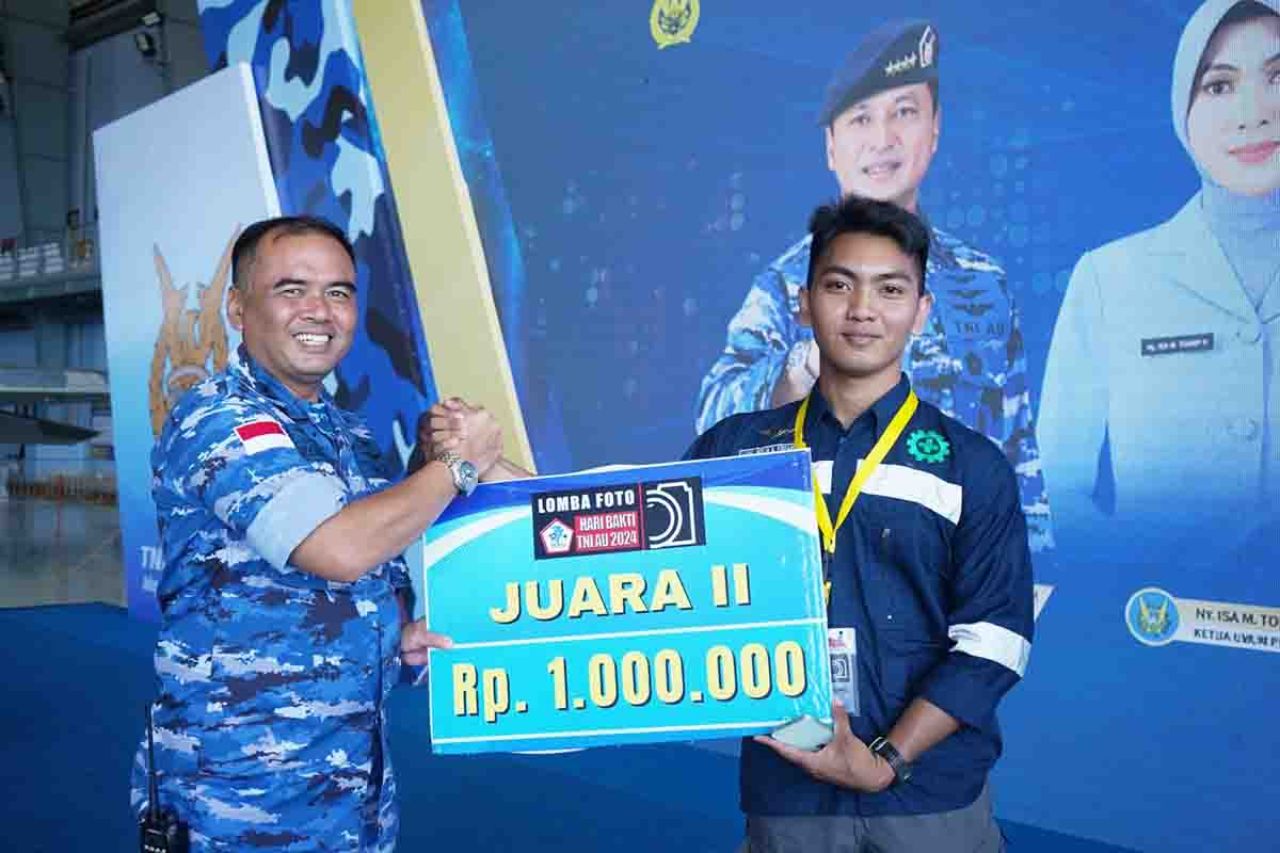 Nur Andhika Syawal menerima piagam penghargaan