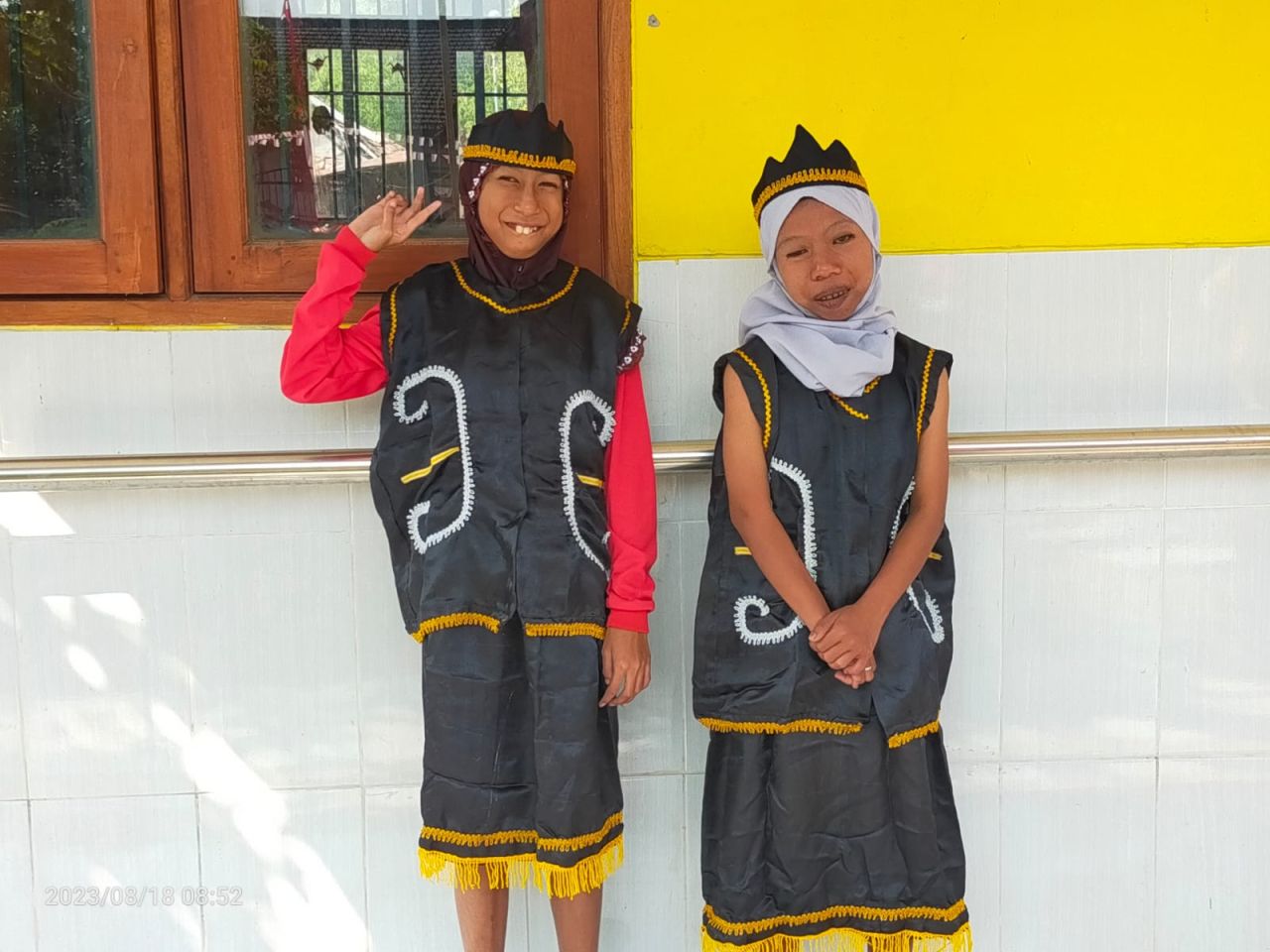 Makdum Ibrahim (kanan) dan siswi SDLB Desa Pucuk