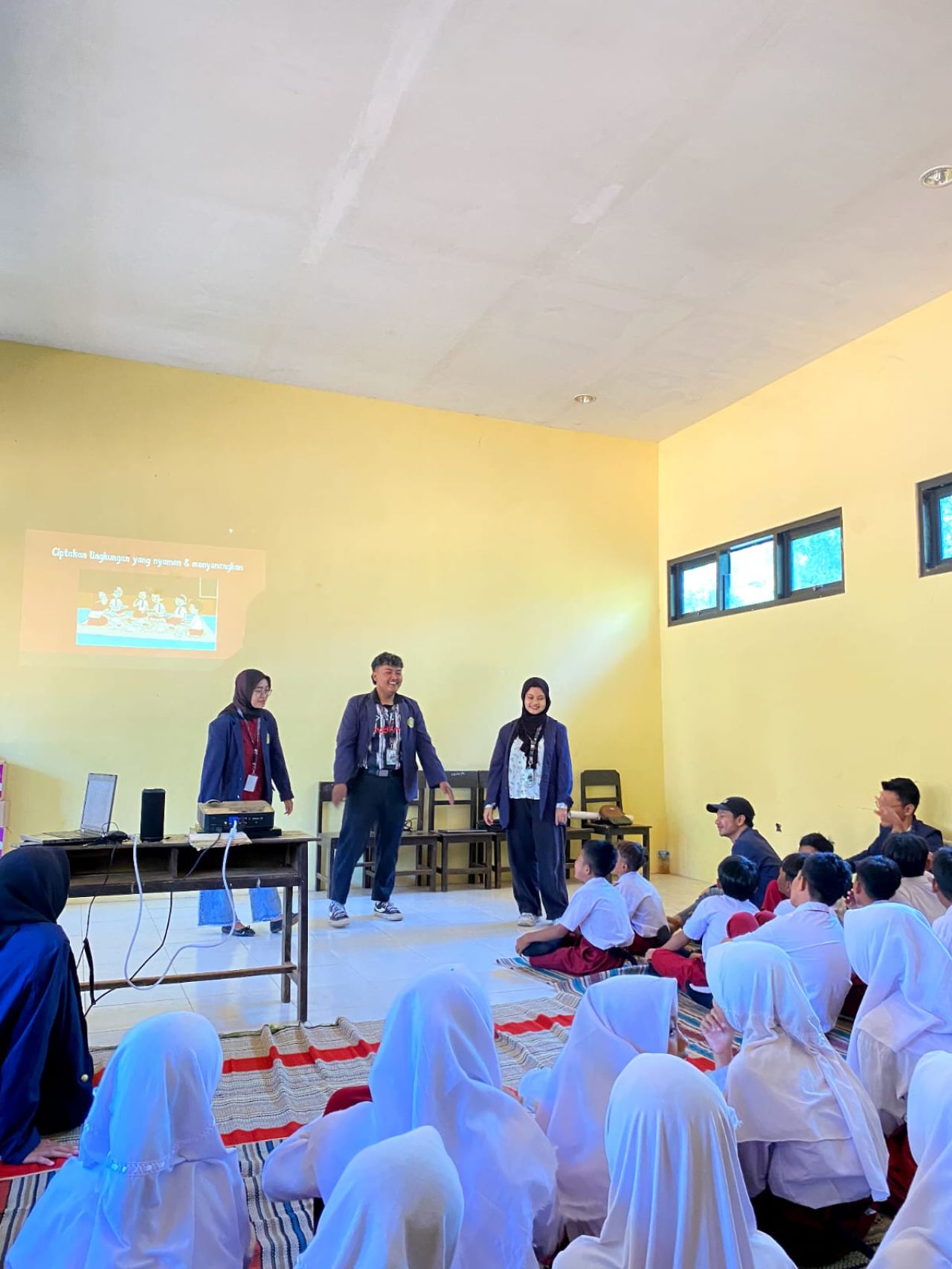 Mahasiswa KKN 34 Universitas Trunojoyo Madura (UTM) melaksanakan program sosialisasi anti-bullying di SDN Dungkek