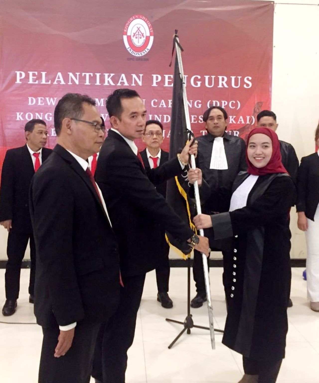 Rifkah Romizah menerima bendera pataka saat pengukuhan