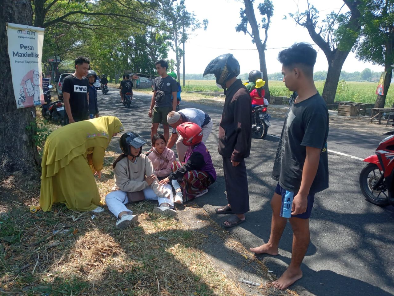 Korban kecekakaan dibantu warga