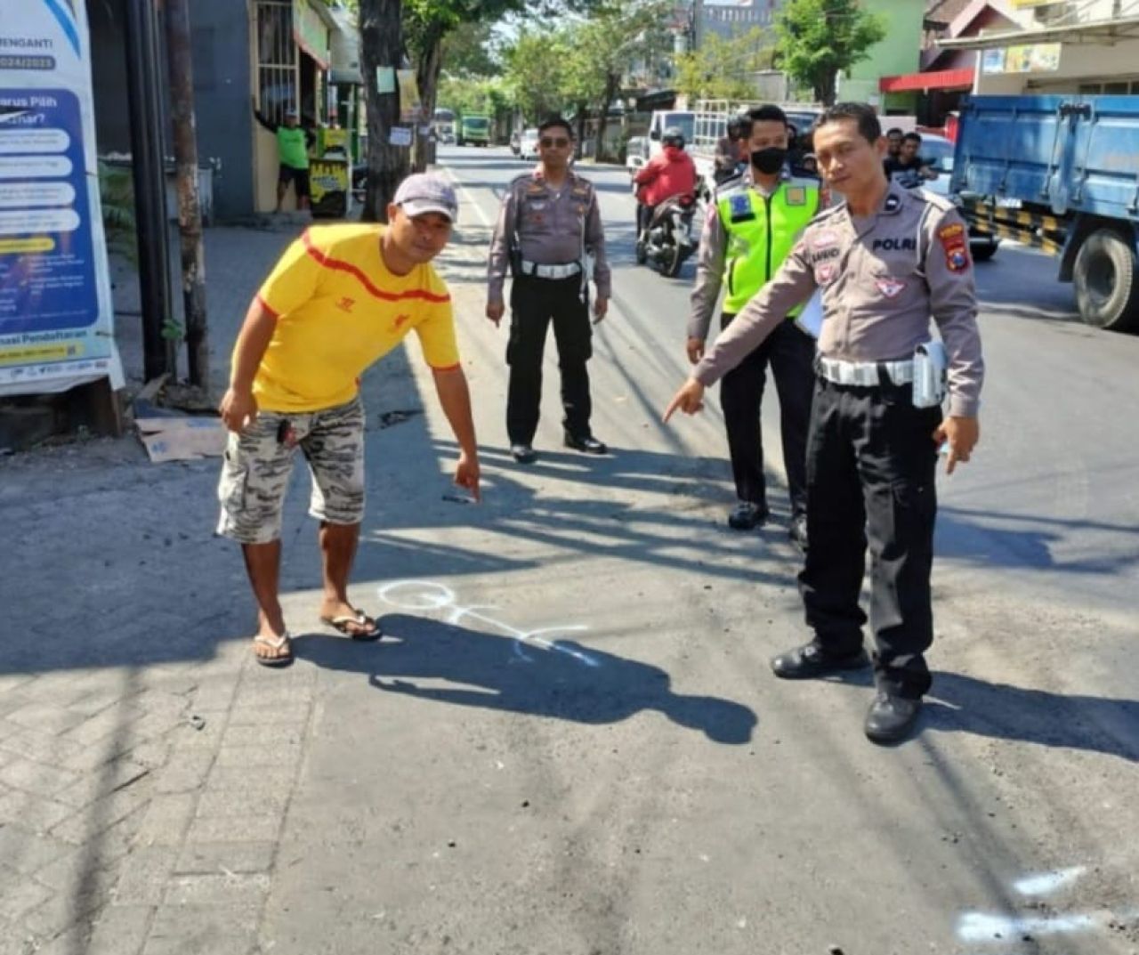 Polisi menunjuk lokasi kecelakaan
