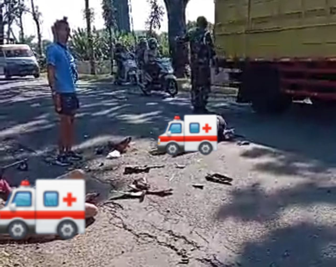Dua korban kecelakaan lantas tergeletak