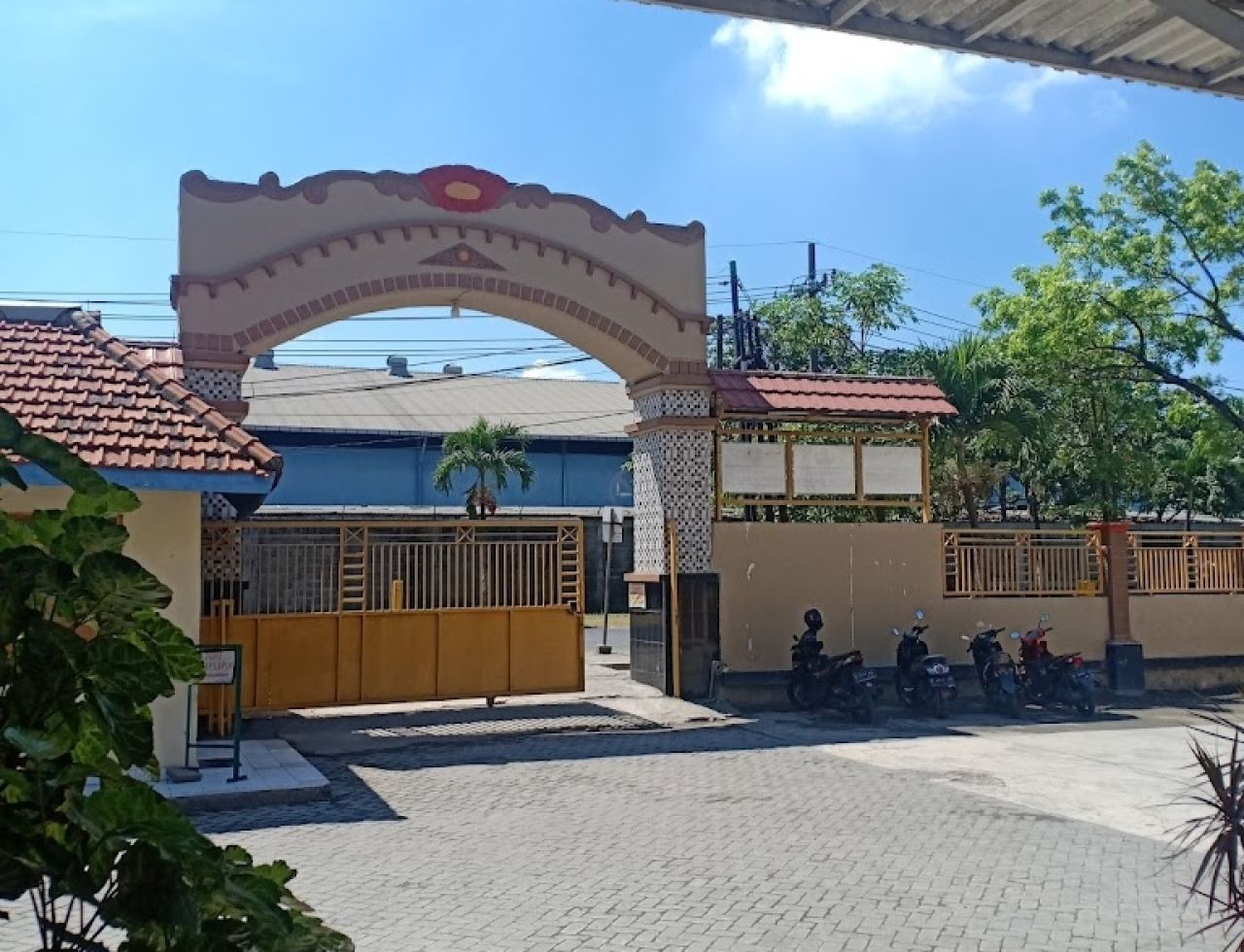 Gerbang masuk SMPN Tenaru