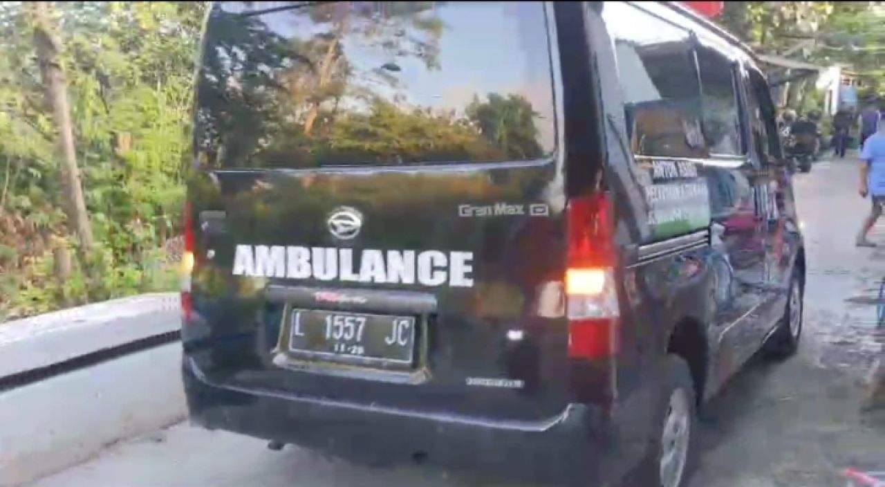 Mobil Ambulance yang membawa jenazah korban