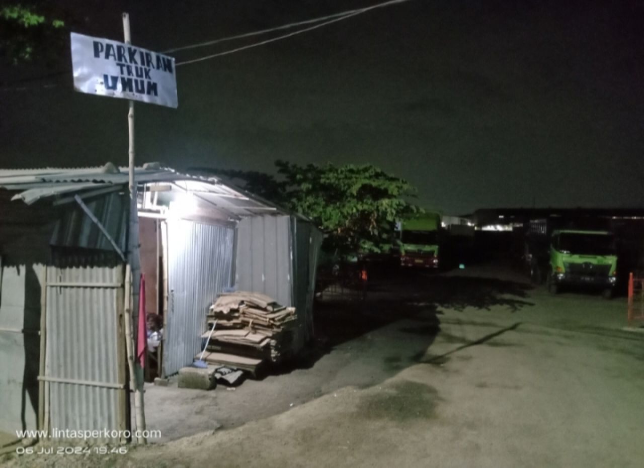 Akses masuk ke lahan parkir milik Musa di Jalan Raya Legundi