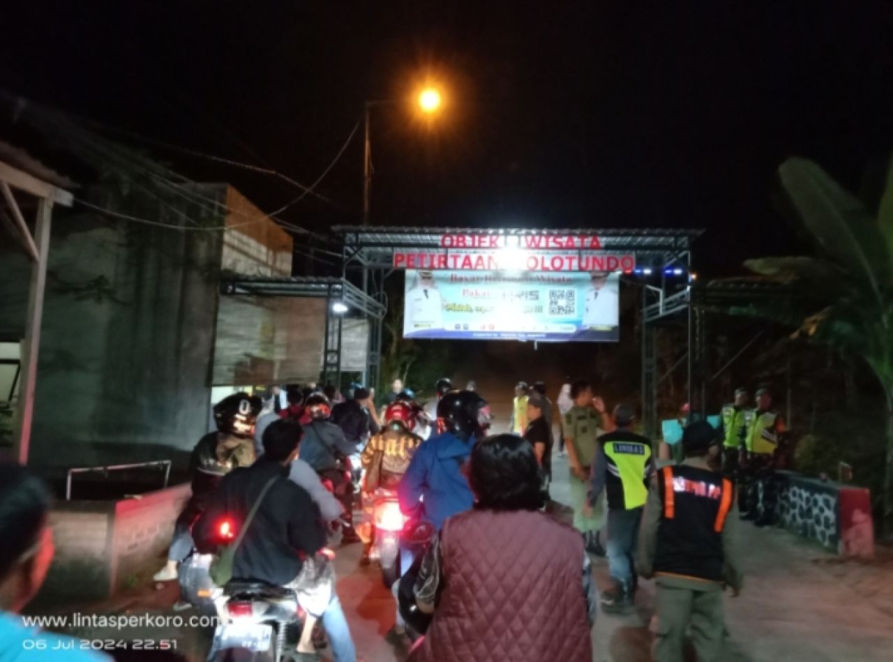 Pengunjung antri di loket masuk Petirtaan Jolotundo