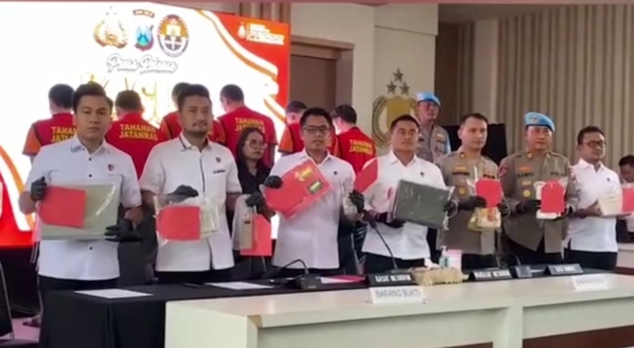 Pengungkapan judi online oleh Polrestabes Surabaya