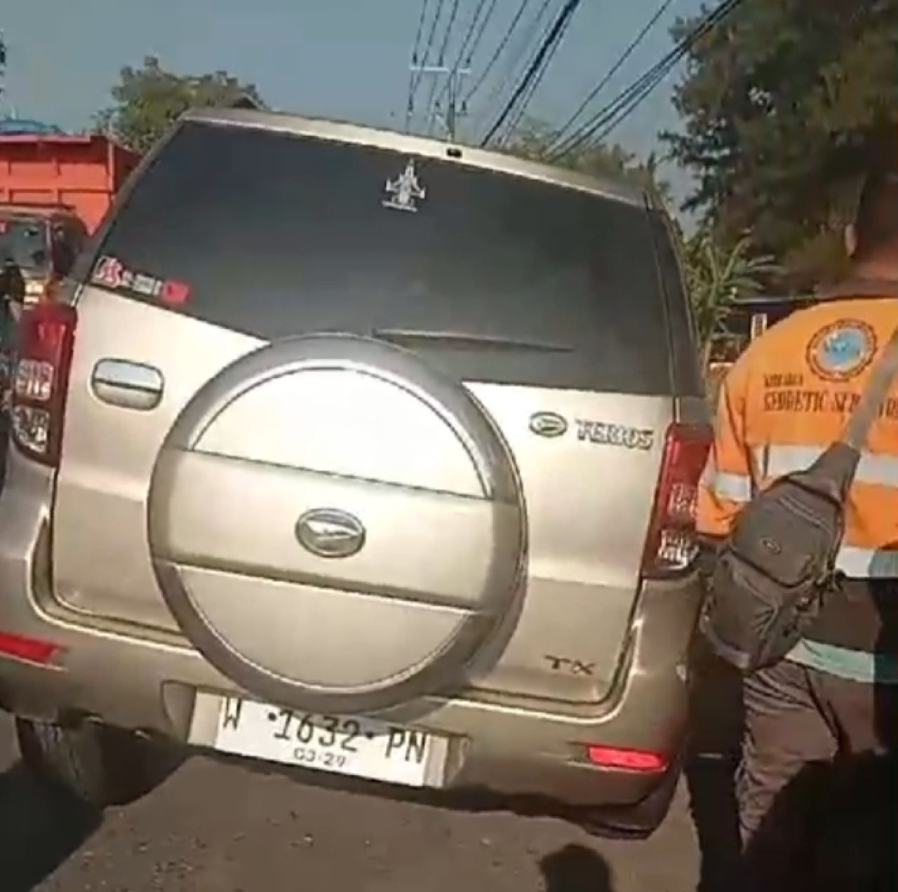 Mobil Daihatsu Terios bernopol W-1632-PN yang dikemudikan oleh Supoyo