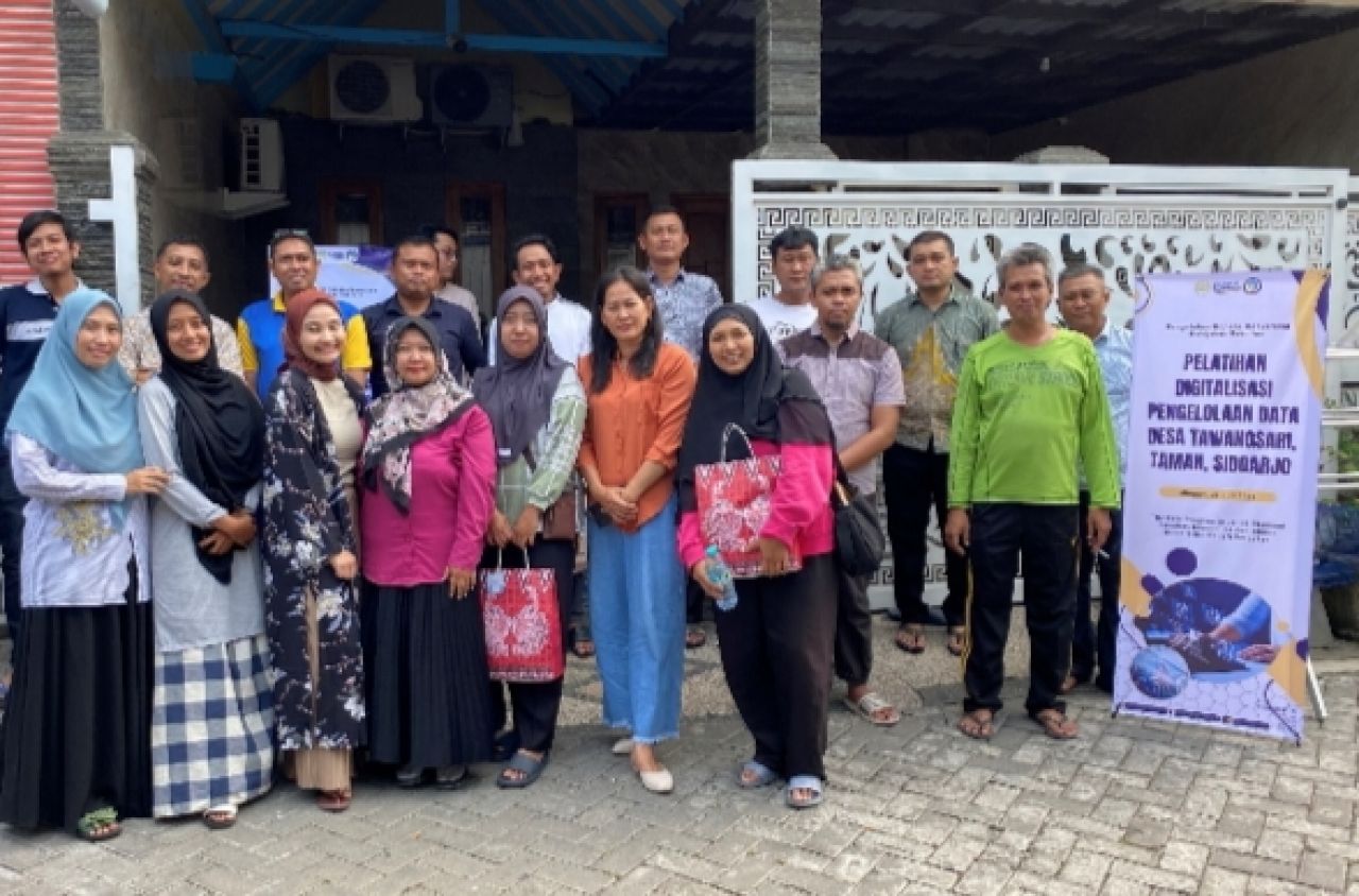 Peserta pelatihan bersama penyelenggara dari Fakultas Ekonomi Unesa