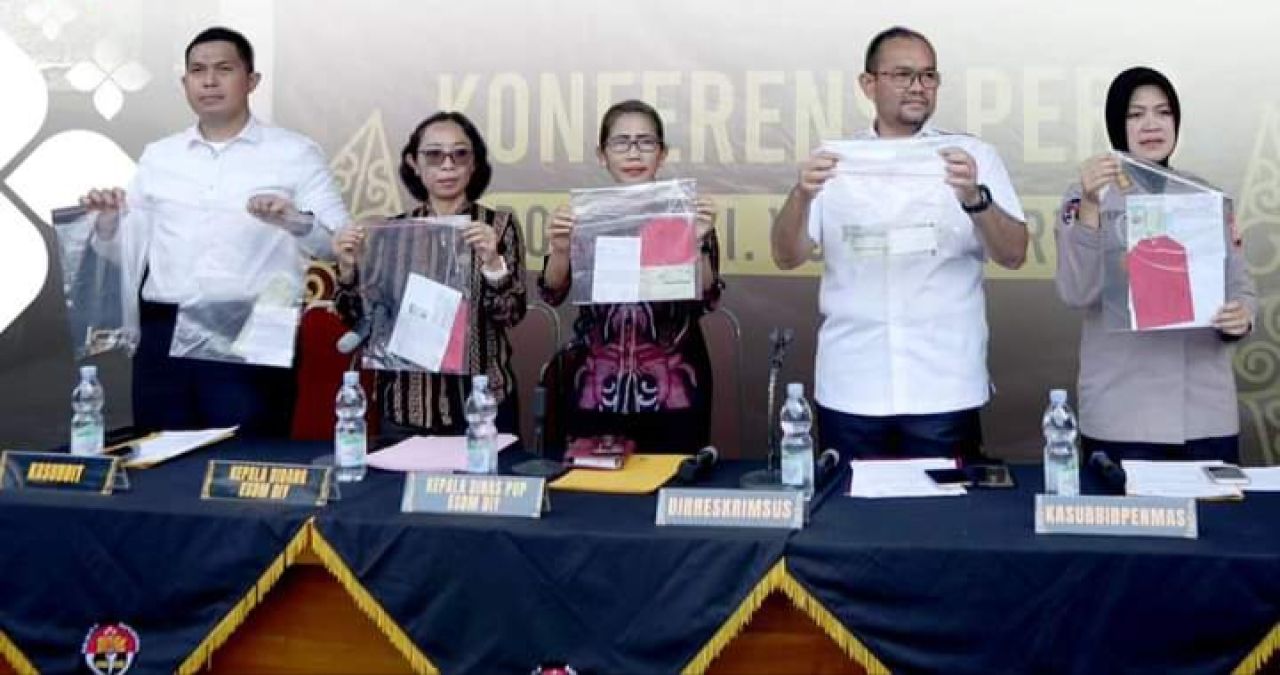 Kepala Dinas PUPESDM DIY bersama Ditreskrimsus tunjukkan barang bukti dari tambang ilegal