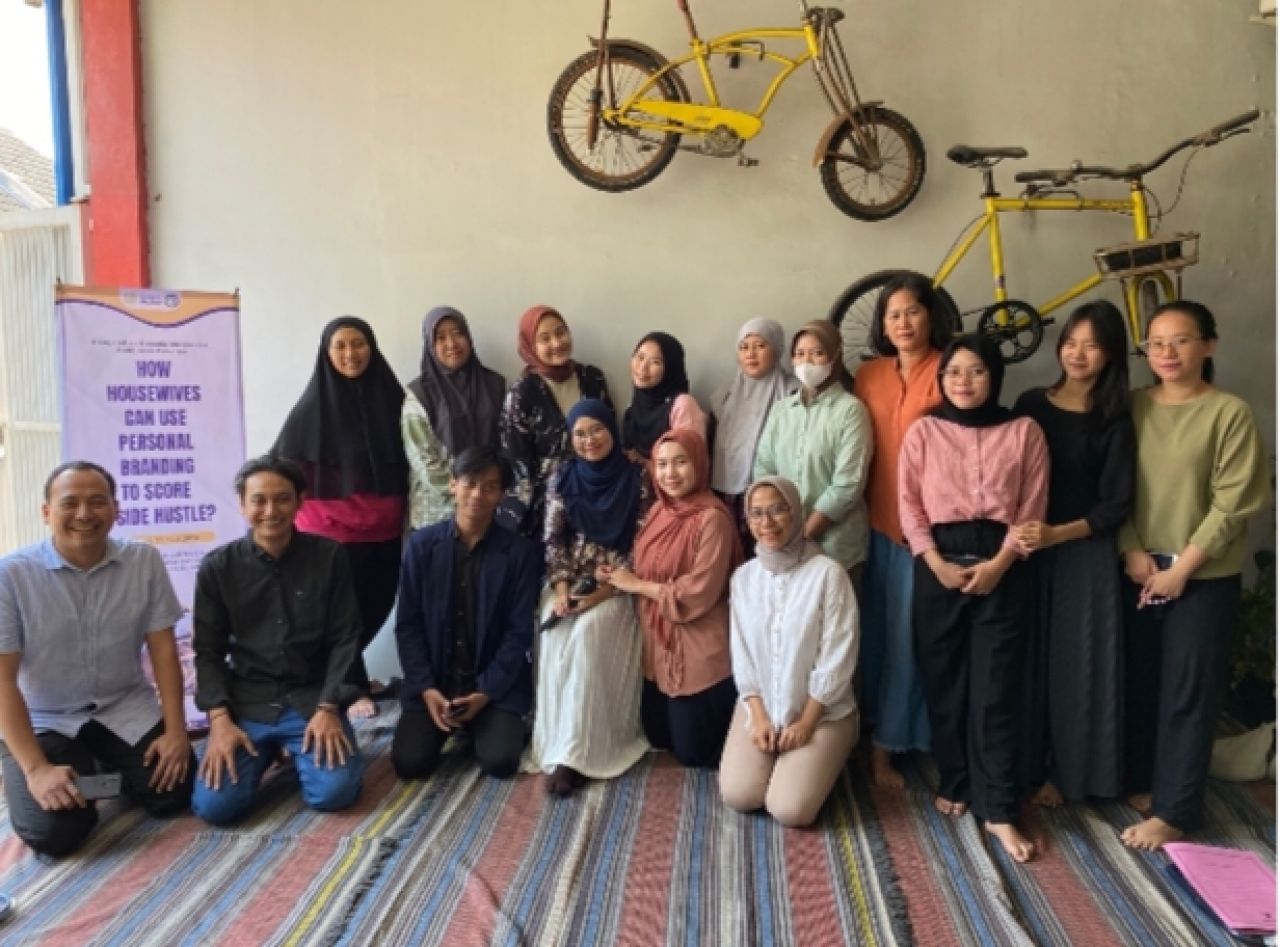 Kegiatan pengabdian masyarakat di Desa Desa Tawangsari. (DOK. UNESA)